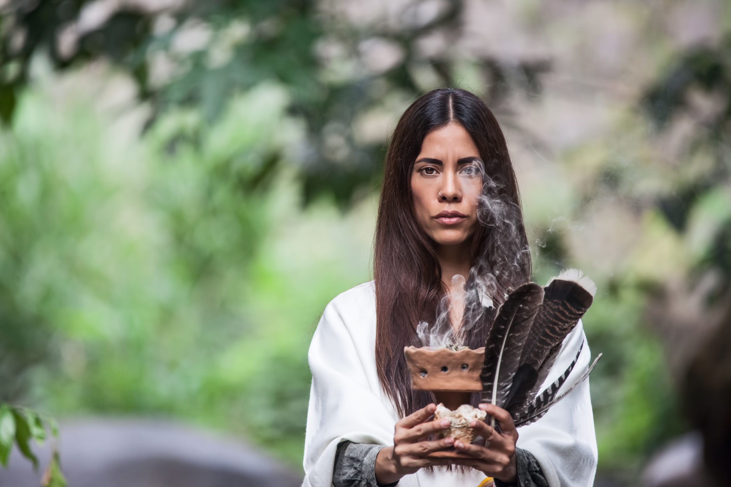 Femme chamane cérémonie avec sauge et plumes