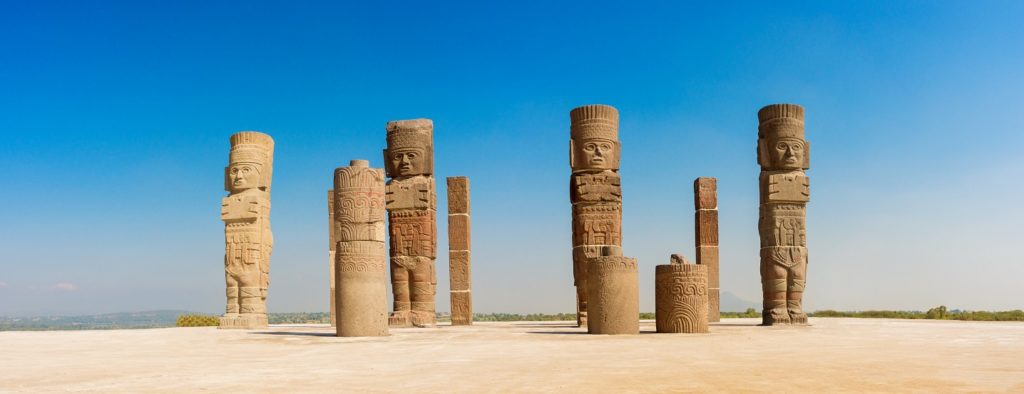 Colonnes des guerriers toltèques à Tula au Mexique