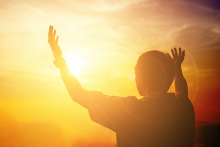 Homme mains ouvertes vers le ciel et le soleil en prière