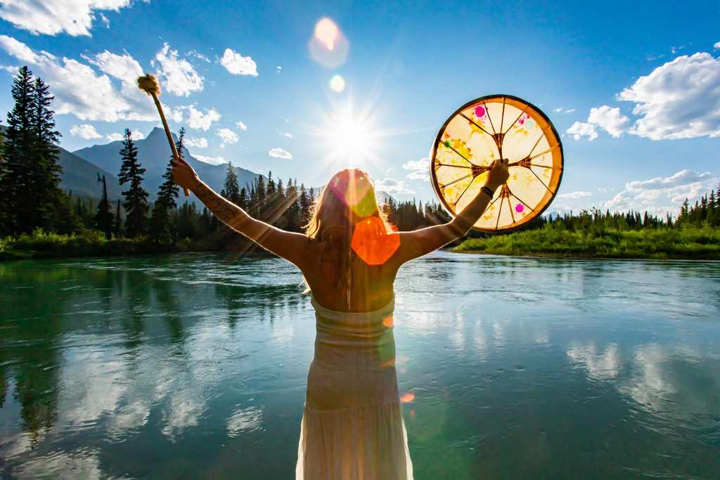femme au tambour saluant le solstice d'été