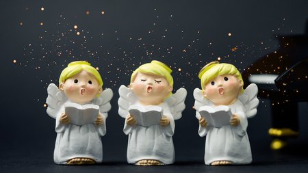 Groupe d'anges chanteurs de Noël