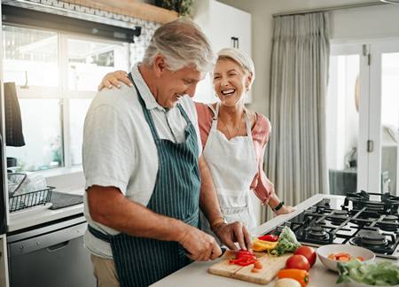 Rire joie couple seniors cuisine