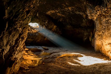 Grotte lumière cérémonie chamanique